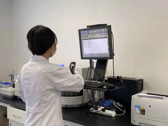 哪里可以找到专业的篮球教练_0